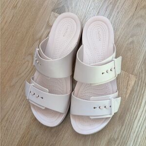 CROCS Brooklyn Low Buckle Sandals QUARTZ size 7